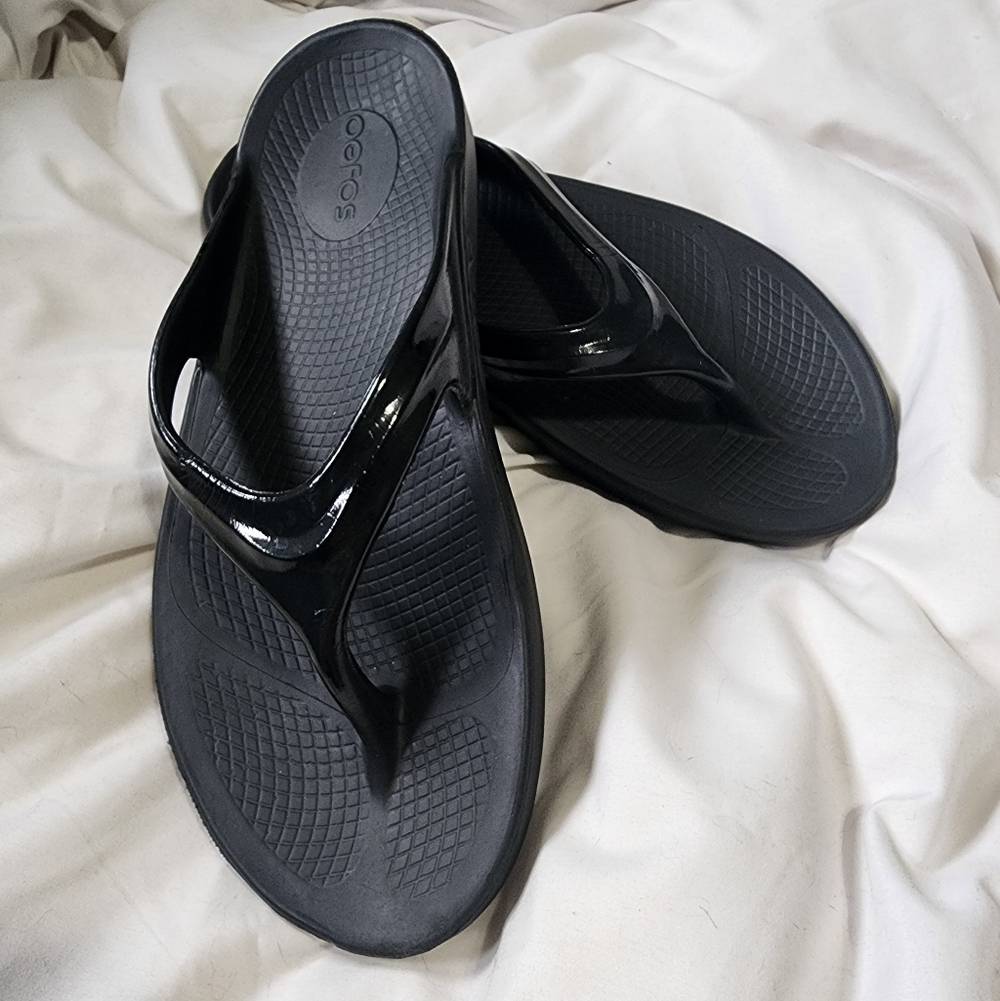 Oofos Black Rubber Flip Flop Sandals Thongs Comfort Recovery Women's size 10
